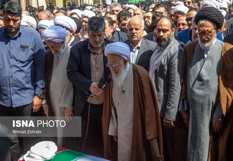 نماز خواندن آیت الله جوادی آملی بر پیکر عضو خبرگان رهبری