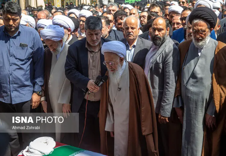 نماز خواندن آیت الله جوادی آملی بر پیکر عضو خبرگان رهبری