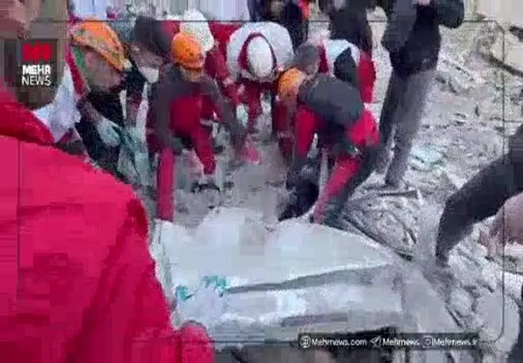خسارت شدید به منازل و‌ مغازه‌های مردم در میدان انقلاب تهران / فیلم