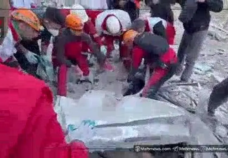 خسارت شدید به منازل و‌ مغازه‌های مردم در میدان انقلاب تهران / فیلم