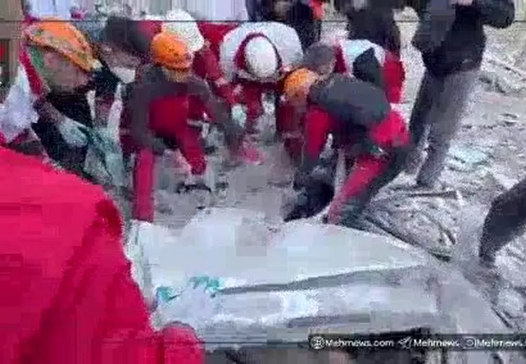 خسارت شدید به منازل و‌ مغازه‌های مردم در میدان انقلاب تهران / فیلم