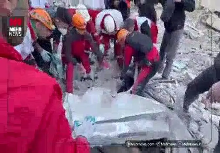 خسارت شدید به منازل و‌ مغازه‌های مردم در میدان انقلاب تهران / فیلم