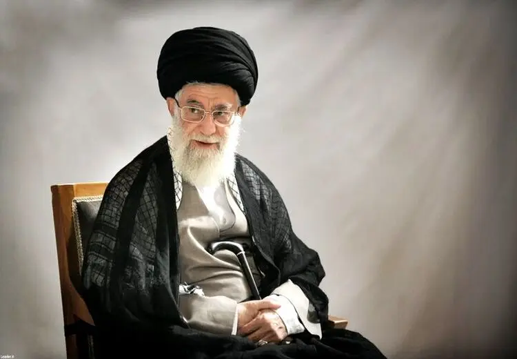 عکسی از هدیه خاص رهبر انقلاب به یک دانشجو