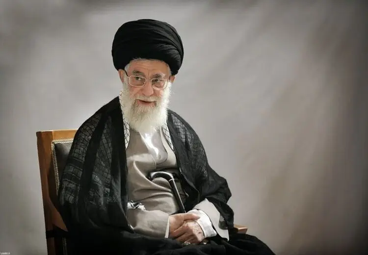 عکسی از هدیه خاص رهبر انقلاب به یک دانشجو