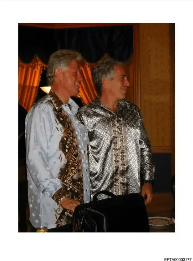 انتشار اسناد اپستین؛ کلینتون در استخر ترامپ روی اسناد سیاه/ عکس