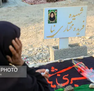 
۱۳ بدر خانواده‌های مینابی در کنار مزار فرزندان شهیدشان