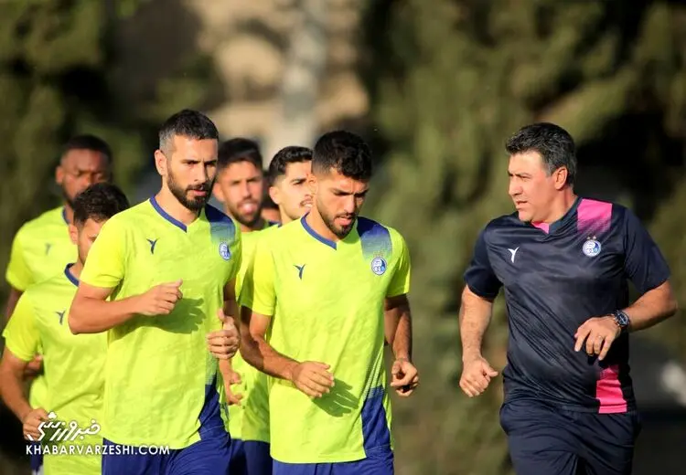 بازیکن استقلال با ترک زمین باعث خوشحالی تماشاگران شد!