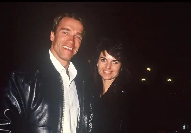  آرنولد در کنار همسرش در یک مهمانی در پاریس