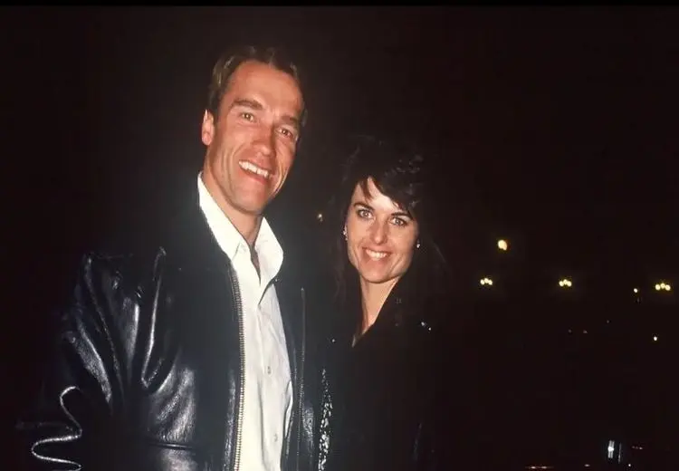  آرنولد در کنار همسرش در یک مهمانی در پاریس