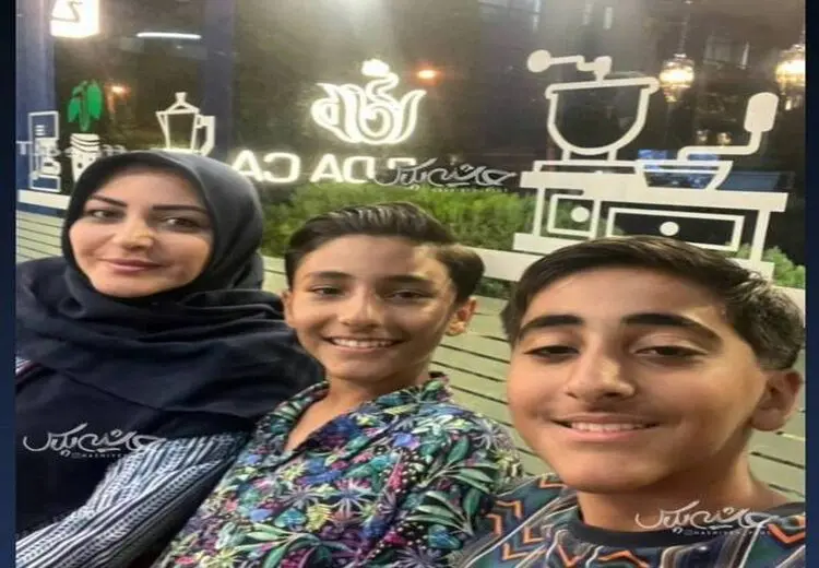 سلفی المیرا شریفی مقدم با پسرانش در یک کافه