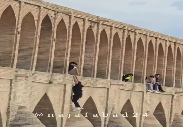 گردشگر آویزان‌شده از سی‌و‌سه‌پل اصفهان!