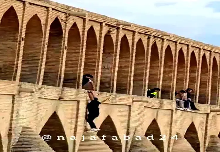 گردشگر آویزان‌شده از سی‌و‌سه‌پل اصفهان!