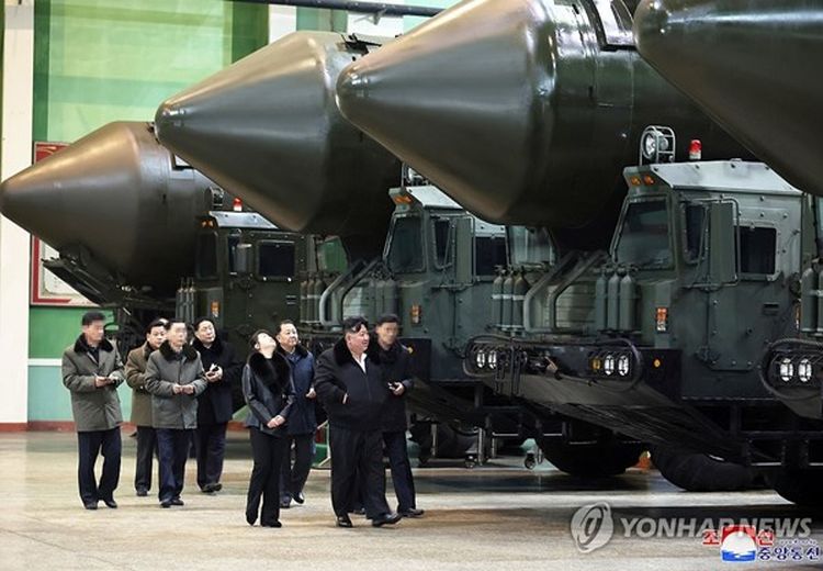 بازدید رهبر کره شمالی از کارخانه موشکهای قاره پیما با همراهی دخترش + تصاویر