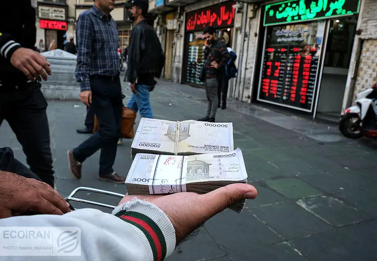 کاهش جزئی قیمت دلار در بازار امروز 6 دی