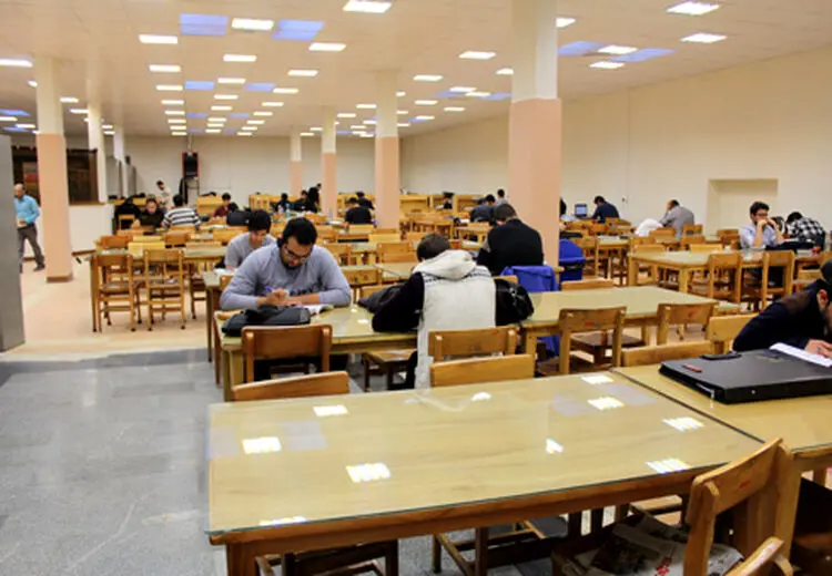 جنجال یک نوشته روی میز کتابخانه یک دانشگاه + عکس