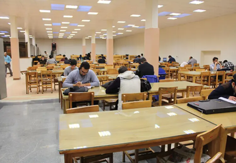 جنجال یک نوشته روی میز کتابخانه یک دانشگاه + عکس