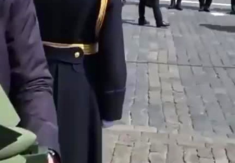 استفاده محافظان شخصی پوتین از یک وسیله جدید در یک مراسم رسمی!