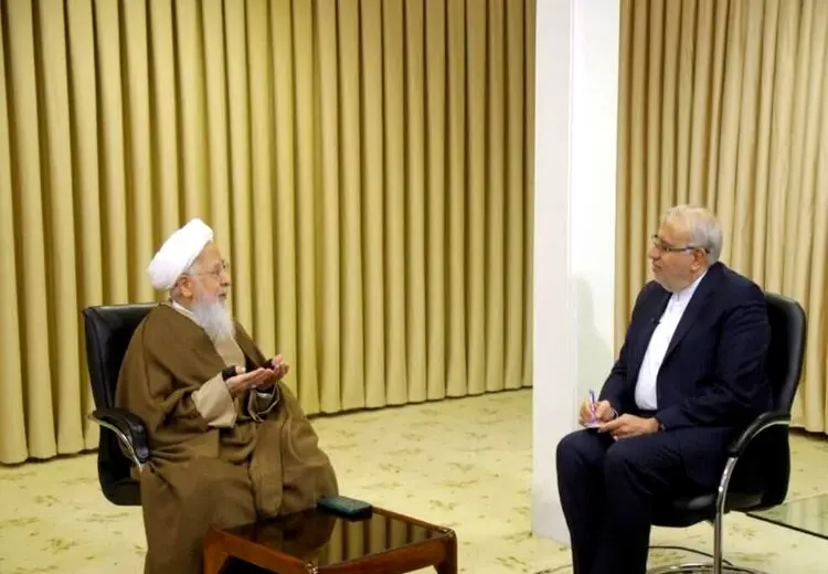 آیت الله جوادی آملی: ملت اگر بخواهد بایستد باید جیب و کیفش پر باشد