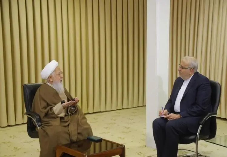 آیت الله جوادی آملی: ملت اگر بخواهد بایستد باید جیب و کیفش پر باشد