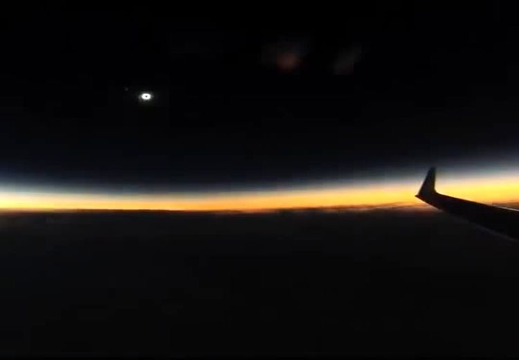 تصاویری از خورشید گرفتگی کامل از داخل هواپیما