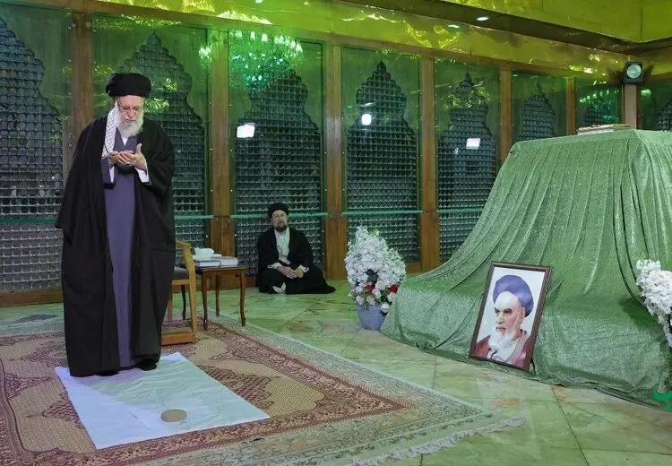 حضور رهبر انقلاب در حرم امام (ره) در آستانه دهه فجر + عکس