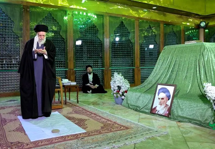 حضور رهبر انقلاب در حرم امام (ره) در آستانه دهه فجر + عکس
