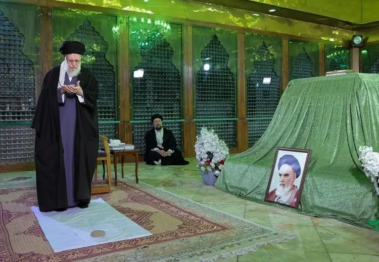 حضور رهبر انقلاب در حرم امام (ره) در آستانه دهه فجر + عکس