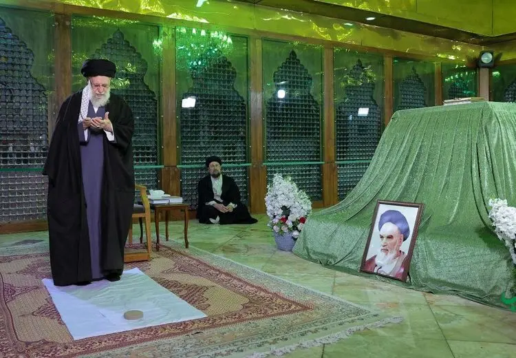 حضور رهبر انقلاب در حرم امام (ره) در آستانه دهه فجر + عکس