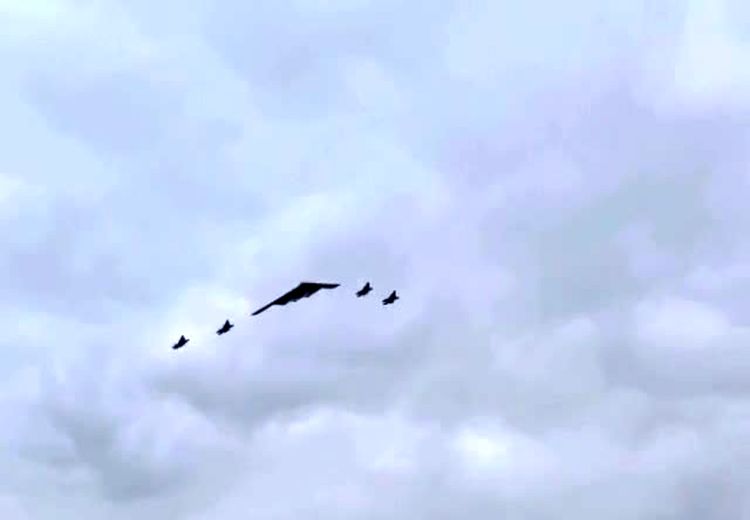 تصاویری از پرواز یک بمب‌افکن B-2 بالای سر ترامپ و پوتین در آلاسکا
