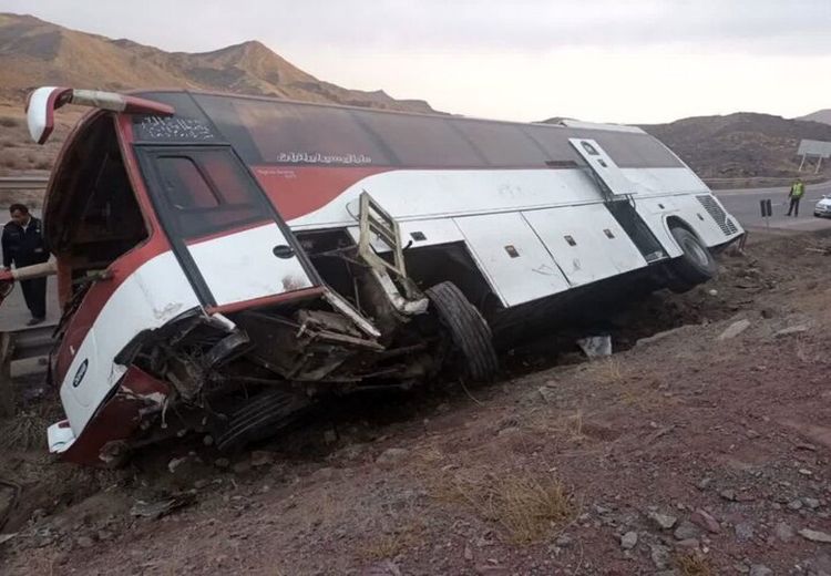  واژگونی اتوبوس مسافربری در یزد ۱۳ زخمی بر جا گذاشت