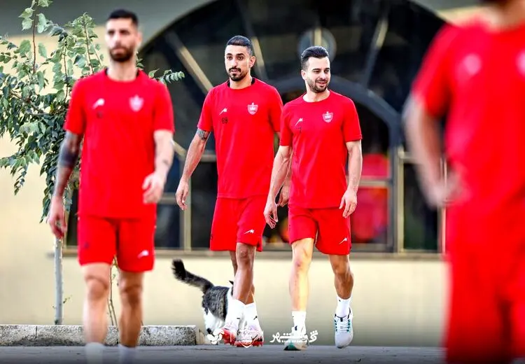 تمرین جداگانه بازیکنان پرسپولیس در سالن و زمین