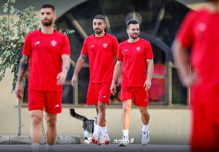 تمرین جداگانه بازیکنان پرسپولیس در سالن و زمین