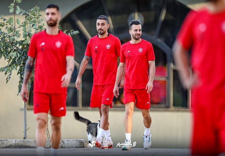 تمرین جداگانه بازیکنان پرسپولیس در سالن و زمین
