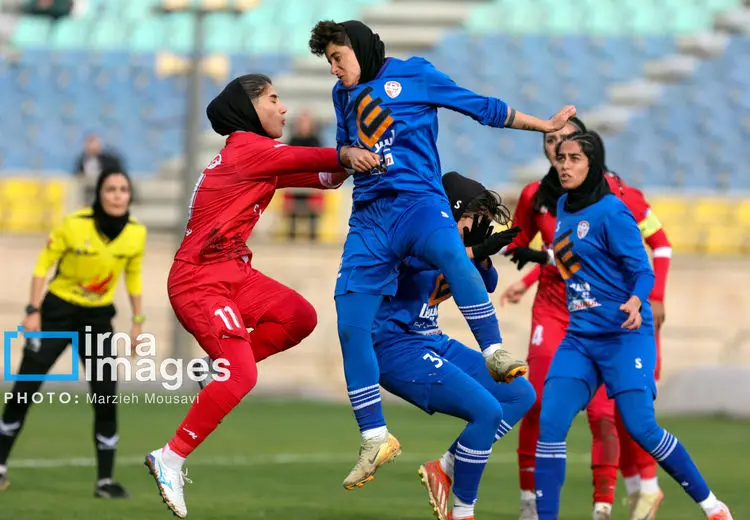 دیدار تیم فوتبال زنان پرسپولیس و سنگین ماشین ایستا