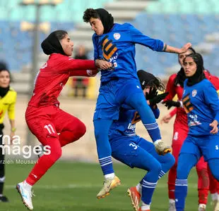 دیدار تیم فوتبال زنان پرسپولیس و سنگین ماشین ایستا
