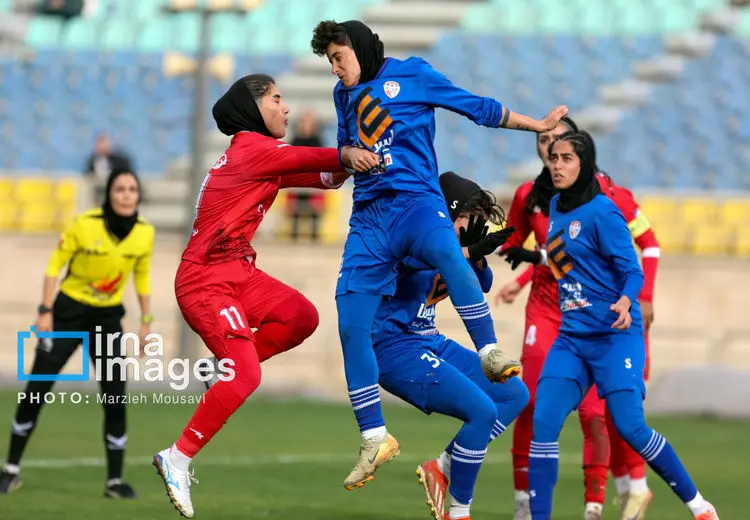 دیدار تیم فوتبال زنان پرسپولیس و سنگین ماشین ایستا