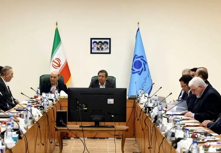 همتی: شبکه بانکی برای پیش‌برد سیاست‌ها تلاش کند