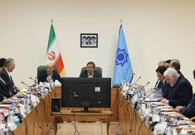 همتی: شبکه بانکی برای پیش‌برد سیاست‌ها تلاش کند