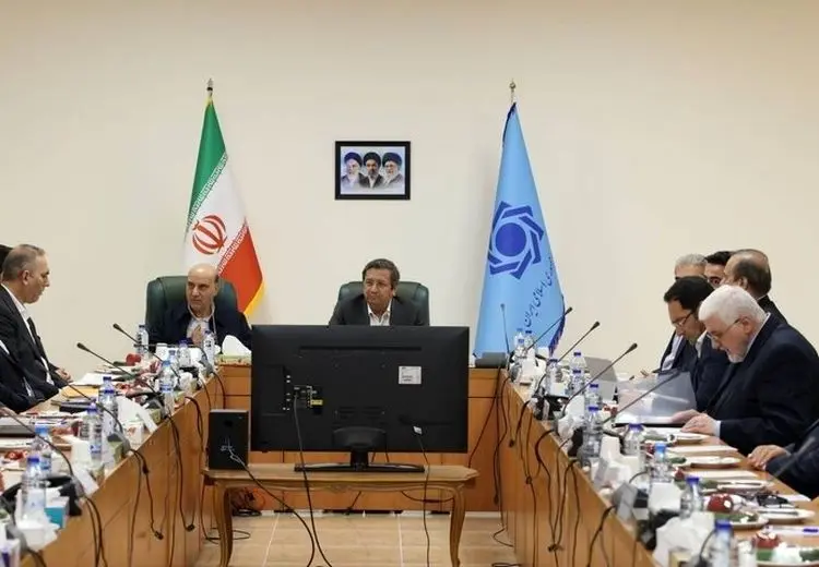 همتی: شبکه بانکی برای پیش‌برد سیاست‌ها تلاش کند