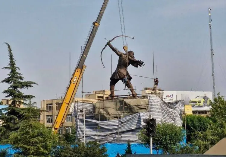 نصب مجسمه ۱۵ متری آرش کمانگیر در میدان ونک