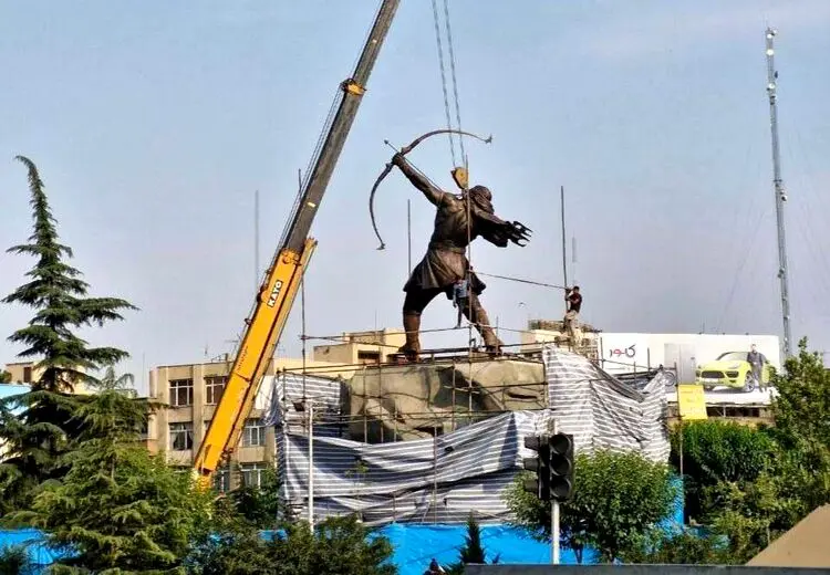نصب مجسمه ۱۵ متری آرش کمانگیر در میدان ونک