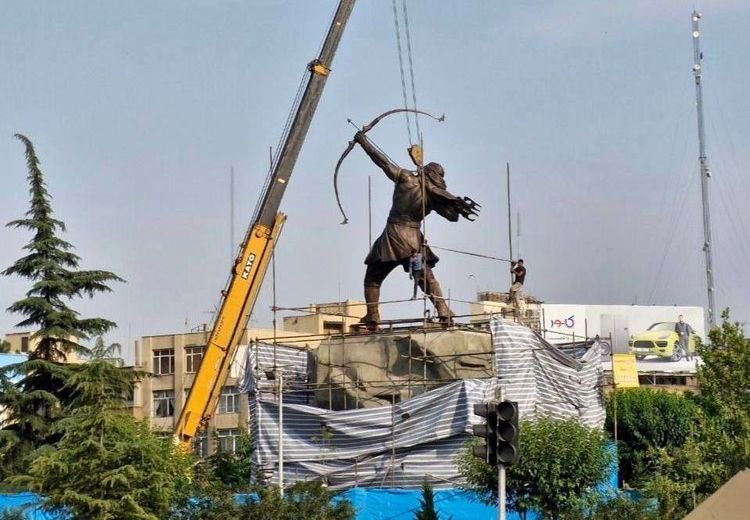 نصب مجسمه ۱۵ متری آرش کمانگیر در میدان ونک