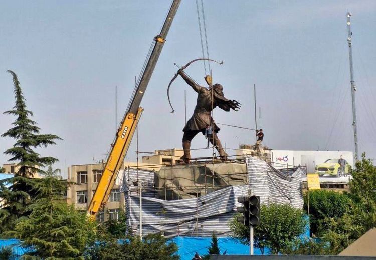نصب مجسمه ۱۵ متری آرش کمانگیر در میدان ونک