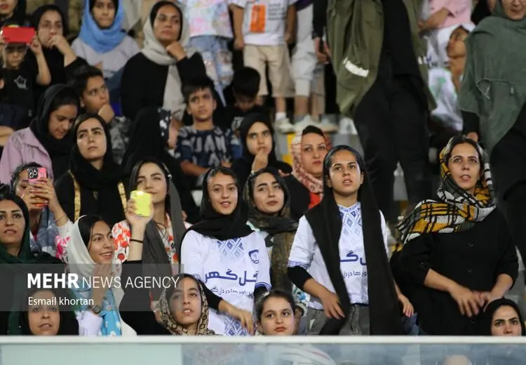 فیلم | تجمع معترضین به ورود زنان به استادیوم در خیابان پاستور!