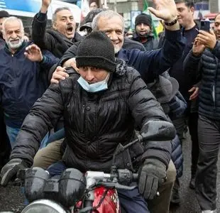 موتور سواری سه تَرکه مسعود پزشکیان در راهپیمایی روز قدس