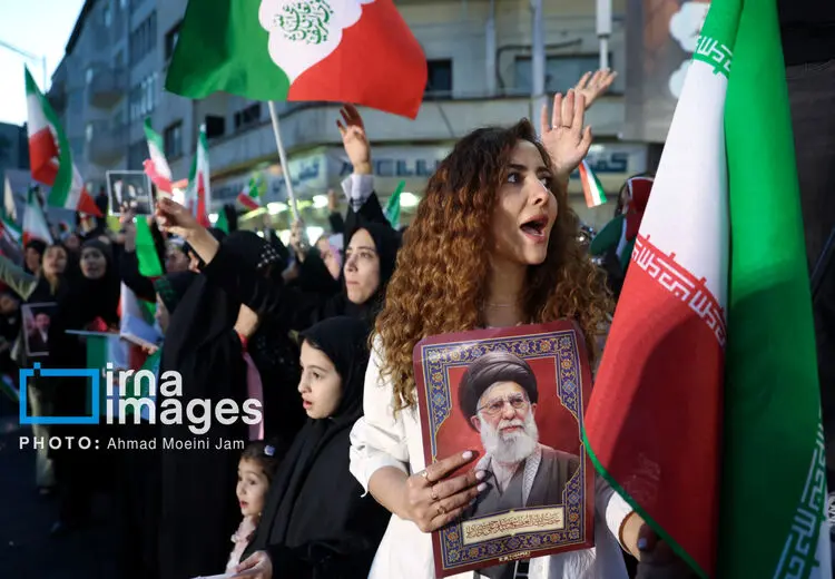 زنانی با پوشش متفاوت در رزمایش «دختران جان‌فدای ایران»

