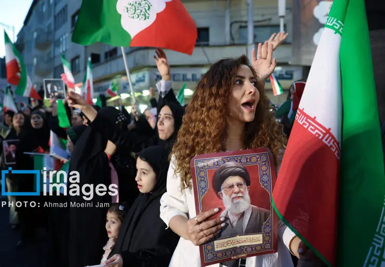 زنانی با پوشش متفاوت در رزمایش «دختران جان‌فدای ایران»

