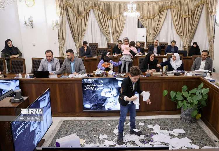 افزایش انتقاد از دیدار مخبر با والدین فرزندان اوتیسمی در حضور کودکانشان 