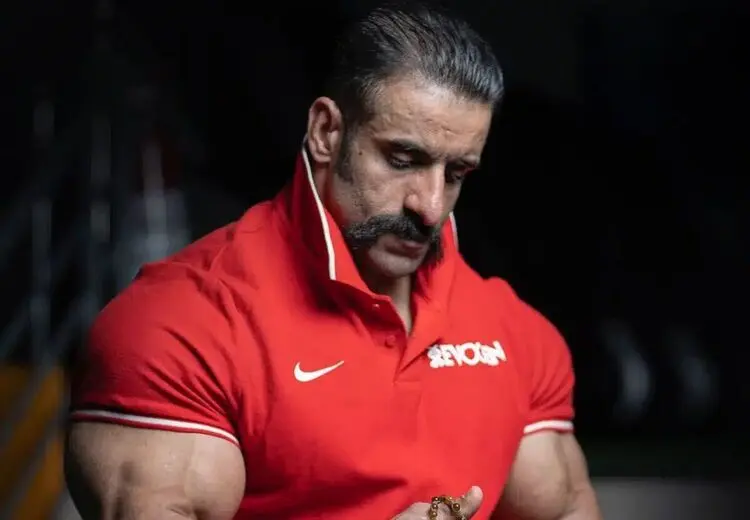حمله هادی چوپان به وطن‌فروشان/ در خاک خودت بخواب بهتر از....