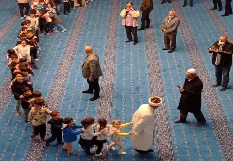 اقدام جالب و متفاوت یک امام جماعت در مسجد/ عکس